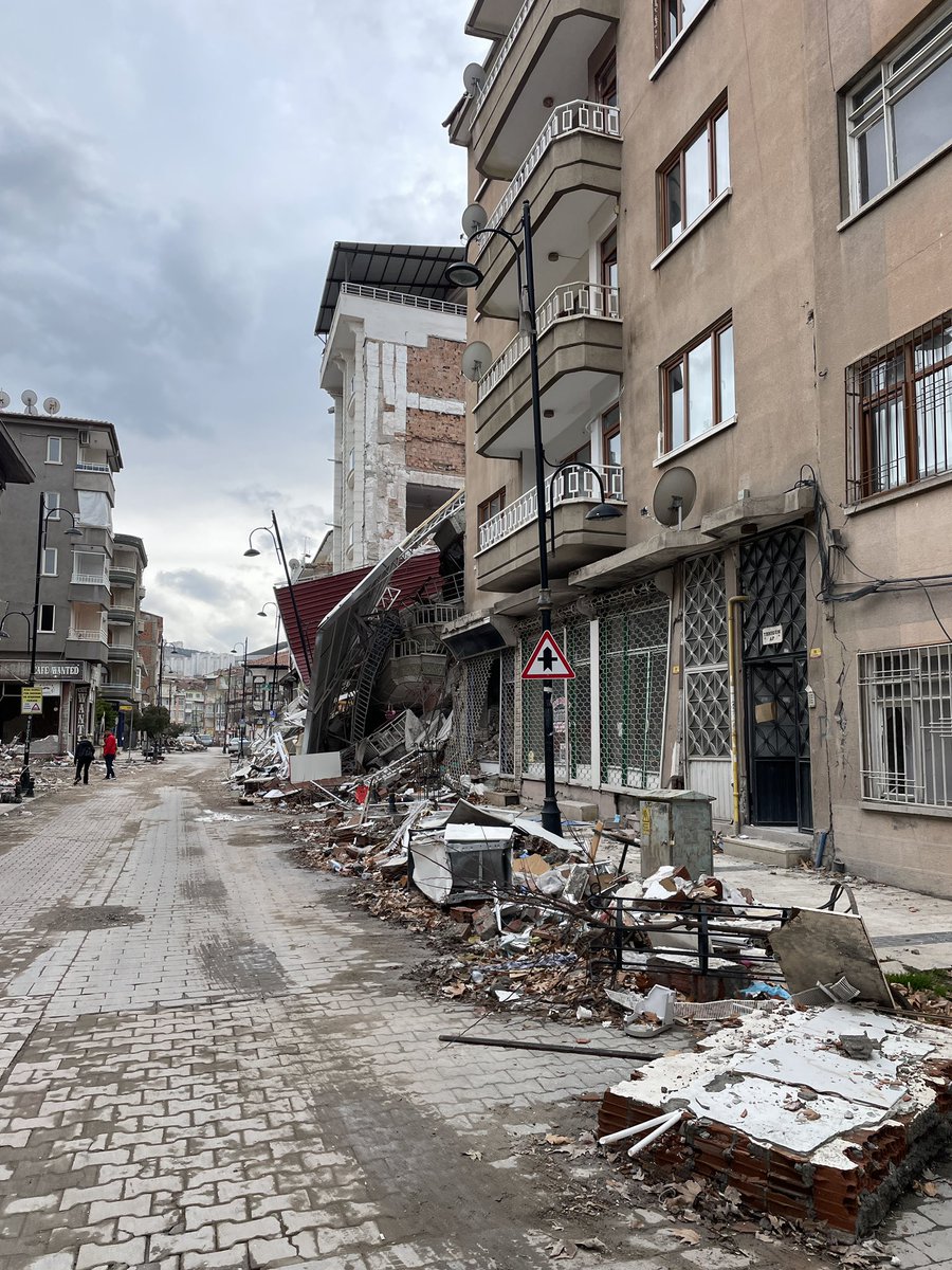 halilkacmaz440's tweet image. #SahipsizMalatya Çocukluğumuzun,gençliğimizin geçtiği sokaklar şimdi enkaz yığınlarıyla dolu.Binlerce hemşerimiz vefat etti. Malatyalılar ağır hasarlı ve yıkılmak üzere olan evlerine giremiyorlar fakat hala deprem malatyayı vurmamış gibi bir algı yaratılıyor. #SahipsizMalatya