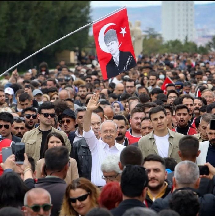 Biz istiyoruz ki, Ülkemizde yapılan her iş, üç beş kişinin çıkarına değil, bu toprakları dolduran milyonların yararına olsun.

O yüzden oyum
Kemal Kılıçdaroğlu'na