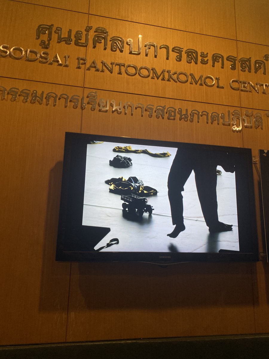 w_r_nzzn's tweet image. #BIPAM2023 #ISayMingalaba #BFloorTheatre

I Say Mingalaba, You Say Goodbye

เรื่องแรก (และน่าจะเรื่องเดียวของเทศกาลนี้ที่ฉันได้ดู เพราะไม่ว่างแล้ว TT) โดนโปรยมาว่าเป็นประวัติศาสตร์ไทยกับพม่าในมุมที่ไม่เคยเล่า แต่ไปหน้างานเจอแต่ภาพขายผู้กำกับ (คุณจารุนันท์) ฉบับพาโรดี้ตำนานต่าง ๆ…