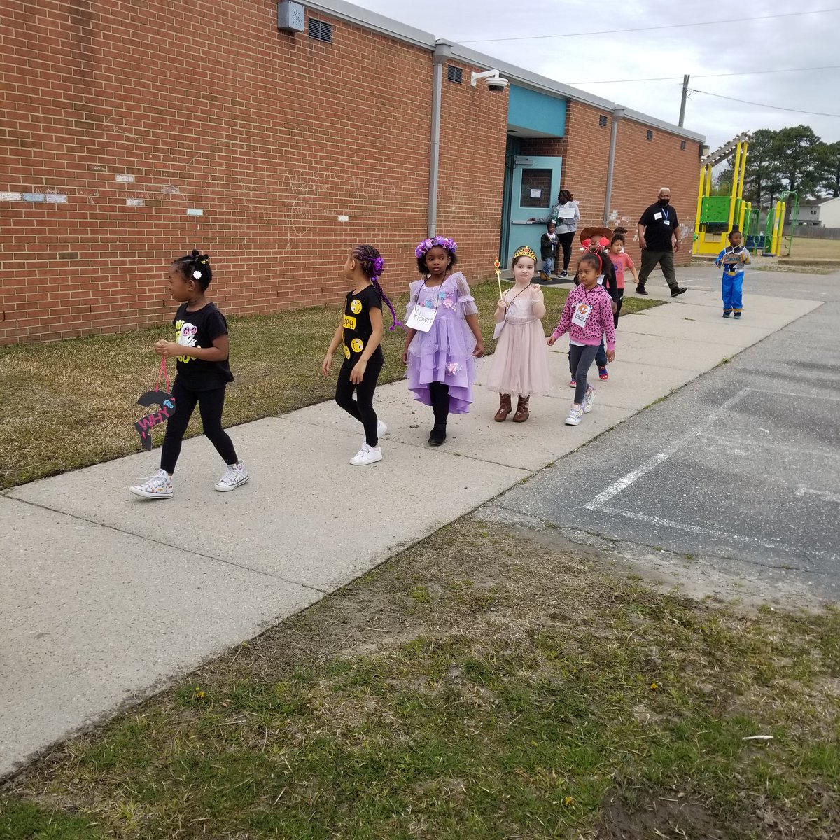 jshaber16's tweet photo. A wonder of words Wednesday. We started our day off with a school-wide Vocabulary Parade at Holland Elementary. @VBPreK @vbHolland @VBTitleI @MsBaraoReads https://t.co/KYWIxoRJYc