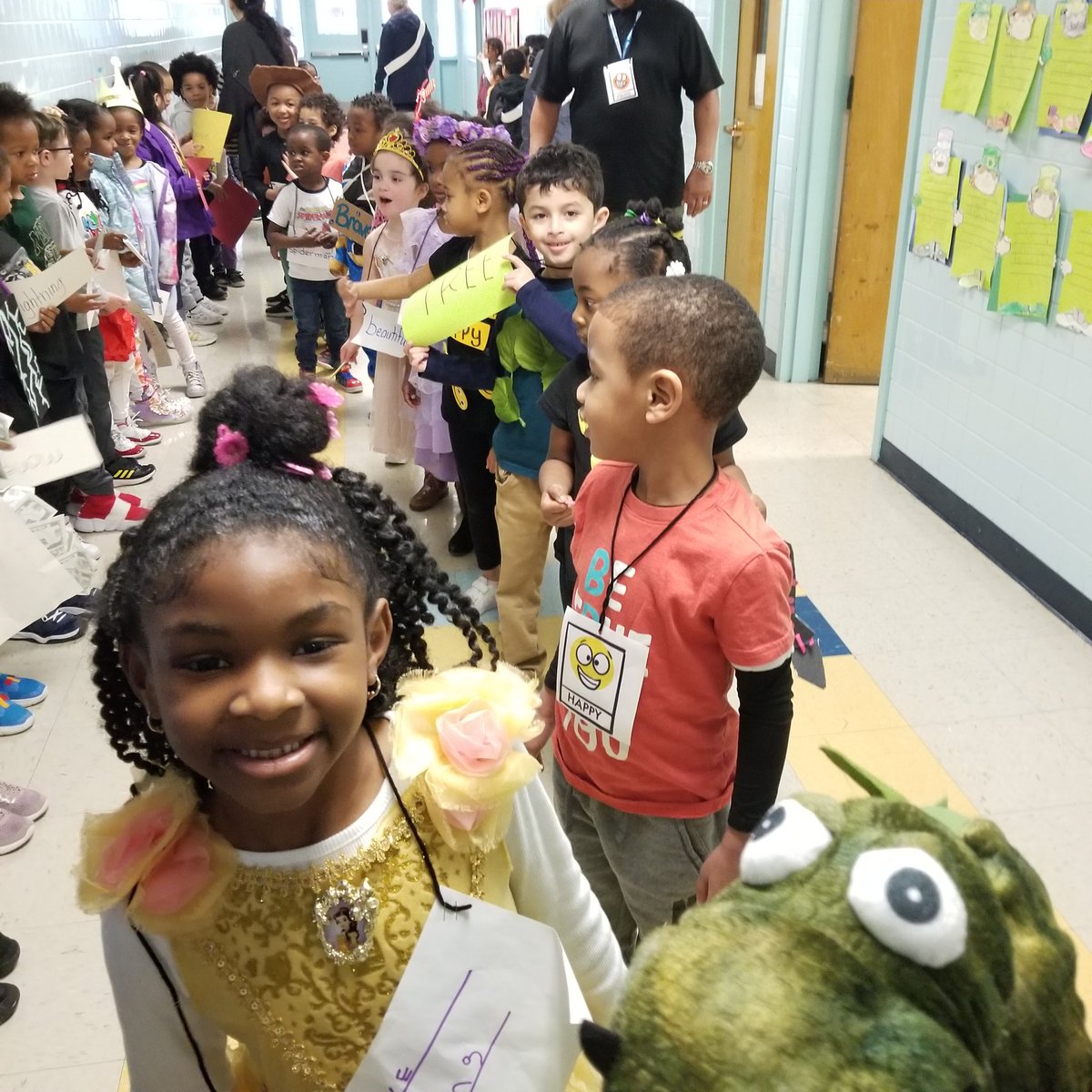jshaber16's tweet photo. A wonder of words Wednesday. We started our day off with a school-wide Vocabulary Parade at Holland Elementary. @VBPreK @vbHolland @VBTitleI @MsBaraoReads https://t.co/KYWIxoRJYc