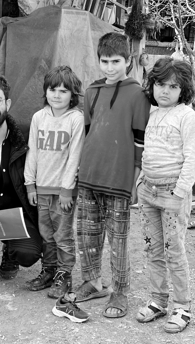 Yitik yüzlü fotoğraflar duruyor siyah-beyaz
Yıkık memleket, dünyanın ortasında
Kırık dökük
Susuz ve çiçeksiz..
#Göksun #Kahramanmaras