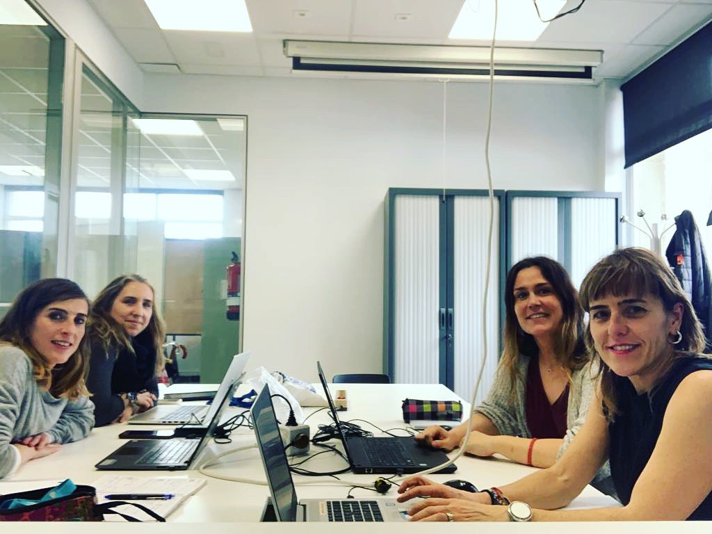 ZaintzaAoz's tweet photo. Reunidas para compartir  lo que estamos aprendiendo https://t.co/gU3v4n7KuN