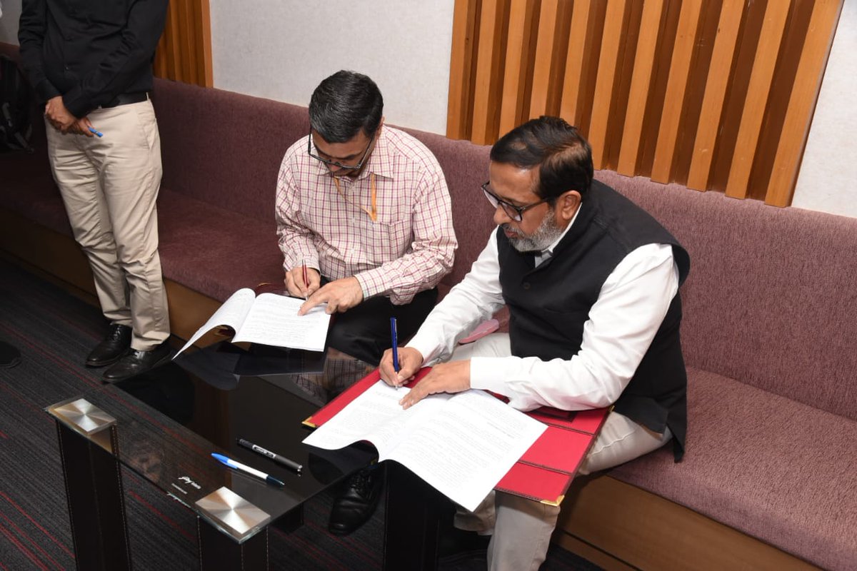 MSJEGOI's tweet photo. Today, the Department of Social Justice &amp; Empowerment signed an MoU with the Sant Nirankari Mandal under Nasha Mukt Bharat Abhiyan in the gracious presence of Dr. Virendra Kumar, Hon’ble Union Minister of Social Justice &amp; Empowerment

@PMOIndia @narendramodi @Drvirendrakum13 https://t.co/hbmkU2JPBM