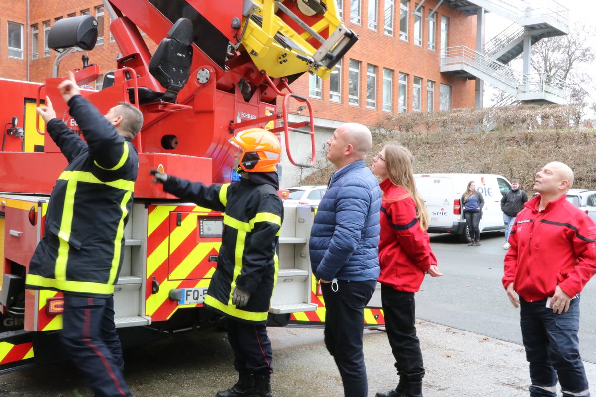 Le Centre Hospitalier d’Arras a reçu cet après-midi la visite des pompiers pour la réalisation d’exercices de mise en œuvre des moyens opérationnels.
#SDIS62 #CIS #arras #sapeurspompiers #exercices #sécurité