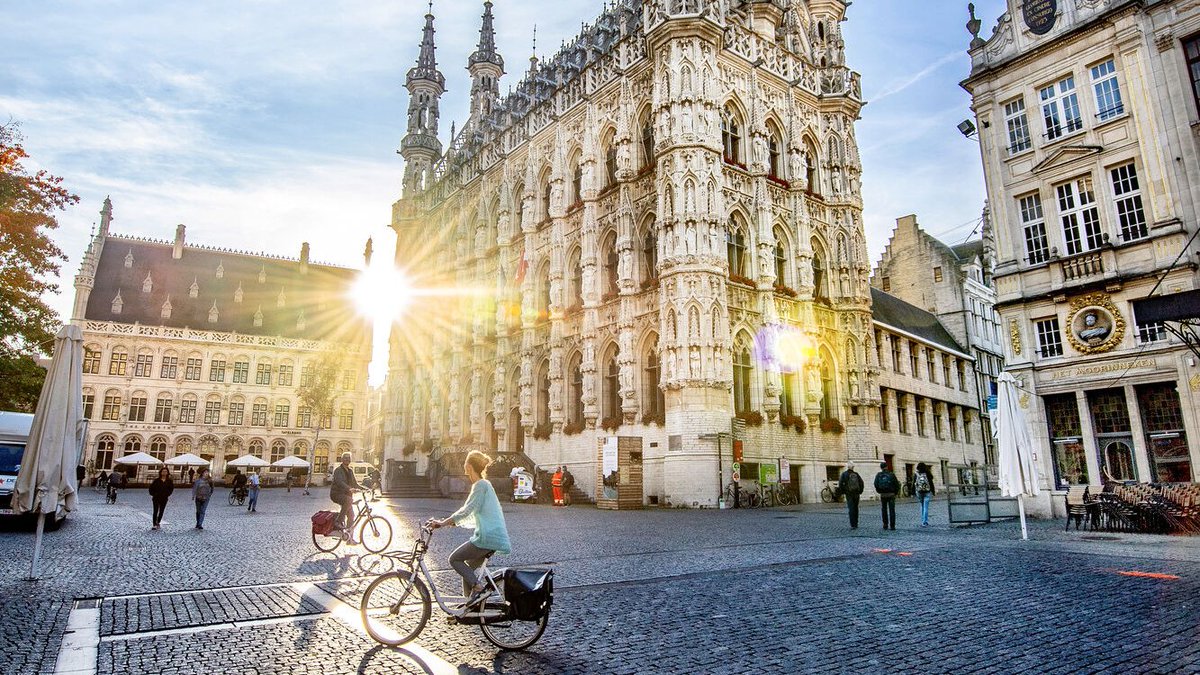 losviajeros_com's tweet image. Este mes y el próximo tenemos #concurso de diarios de viajes, con premio de un viaje a #Flandes:
#blogdeviajes en colaboración con 
@TurismoFlandes  y Visit leuven (#Lovaina)
Grote Markt Stadhuis Leuven (Ayuntamiento de Lovaina) © Karl Bruninx
losviajeros.com/foros.php?t=28…