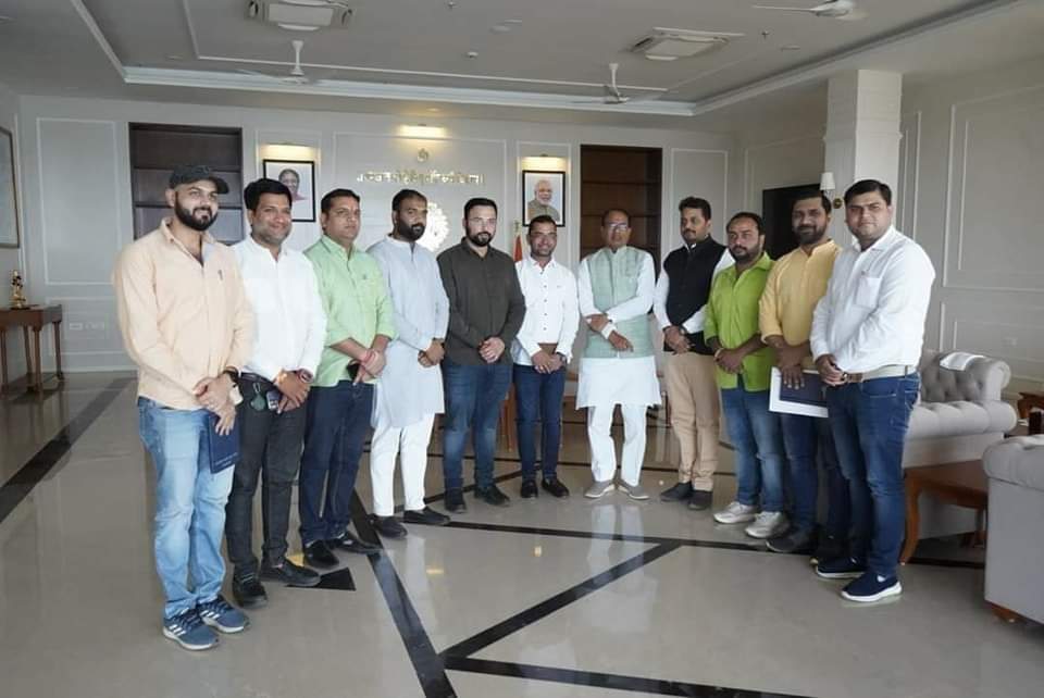 RakeshP98423740's tweet photo. 23 मार्च को लागू होने वाली युवा नीति के संबंध में आज समत्व भवन में माननीय मुख्यमंत्री श्री Shivraj Singh Chouhan  जी से युवा मोर्चा के यशस्वी प्��देश श्री Vaibhav Pawar  जी एंव युवा मोर्चा प्रदेश प्रतिनिधि मंडल ने  युवा मोर्चा द्वारा पूर्व में दिए गए सुझावों पर विस्तृत चर्चा की https://t.co/iwFgWLLMZl