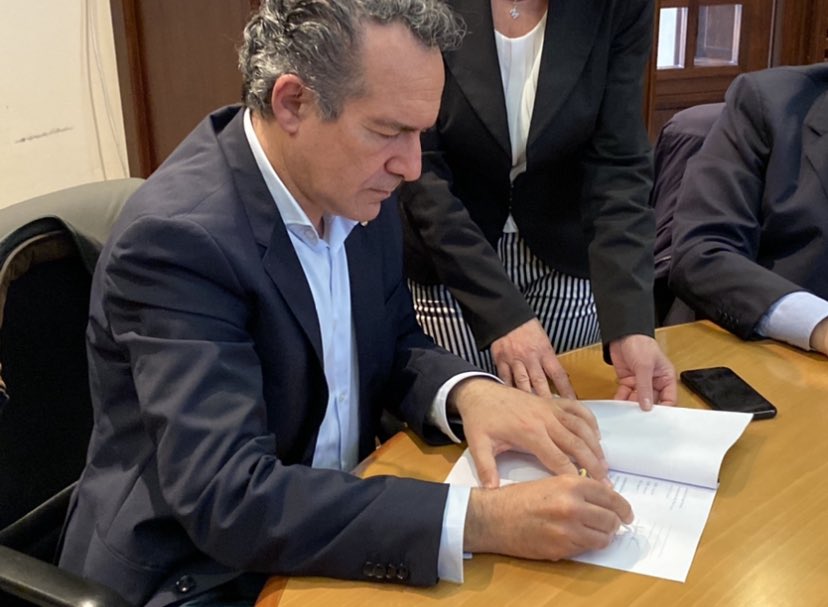 CislLiguria's tweet photo. Firmato in Prefettura con Cgil e Uil da segretario generale Cisl Liguria Luca Maestripieri protocollo che garantisce più sicurezza a lavoratori che operano in autostrade liguri.”Protocollo unico in Italia”. Presente la segretaria Cisl Liguria Paola Bavoso @CislNazionale https://t.co/UO7bqxeoju