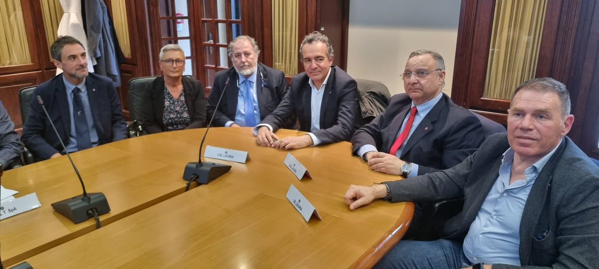 CislLiguria's tweet photo. Firmato in Prefettura con Cgil e Uil da segretario generale Cisl Liguria Luca Maestripieri protocollo che garantisce più sicurezza a lavoratori che operano in autostrade liguri.”Protocollo unico in Italia”. Presente la segretaria Cisl Liguria Paola Bavoso @CislNazionale https://t.co/UO7bqxeoju