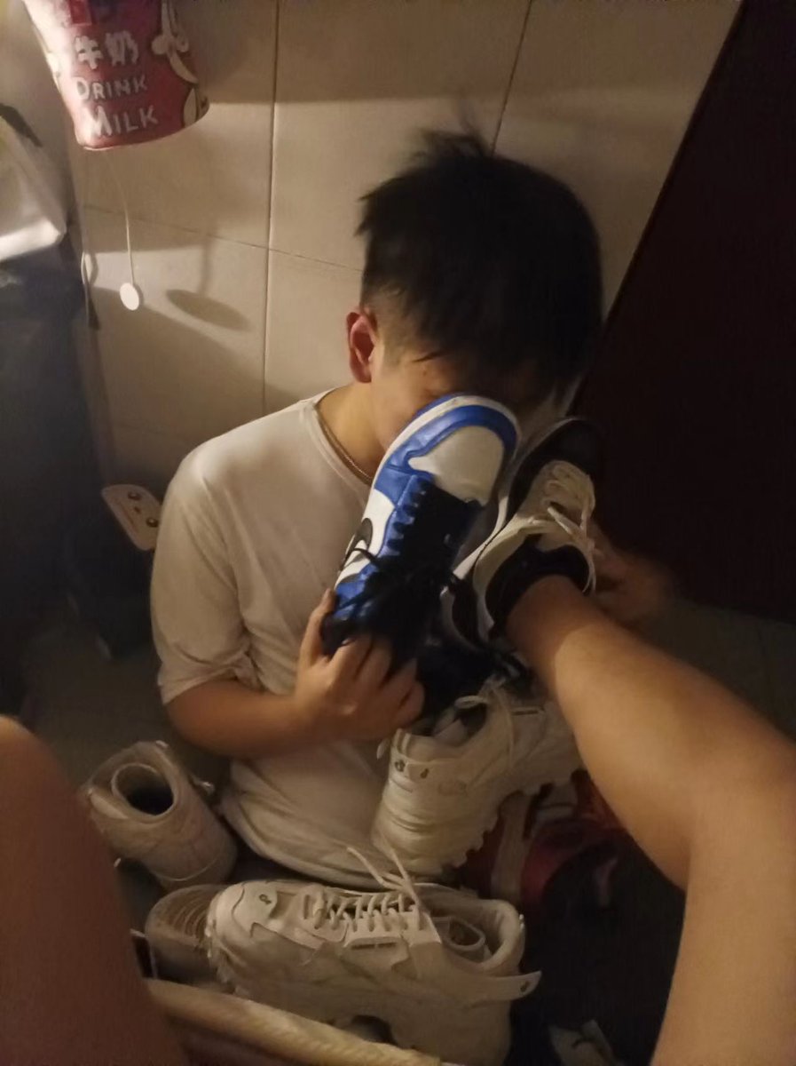 sm52456's tweet photo. 有没有想和他一样被鞋压着。#公狗 #绿1 #绿奴 #1奴  #控rush #无脑骚狗 #atm上贡 #粗口 #骚逼 #贱狗 #肉畜 #伪主野狗 #���教  #控呼吸 #白袜 #语音 #网调 #精神控制 #男s  #奴隶 #窒息 #情节 https://t.co/wXHi0NMtwF
