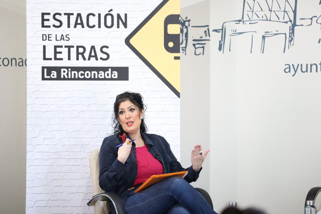 RaquelVegaC's tweet photo. En #LaRinconada la Cultura se empodera con hechos. Con la incorporación al equipo de @EvaDiazPerez, #EstaciónDeLasLetras lanza 3 novedades:
1. Pacto Ciudad de los Libros.
2. Ciclo de Literatura Andaluza.
3. Cuadernos Pedagógicos. El primero, sobre Almudena Grandes.
#ATodoTren 🚆 https://t.co/wB60LtFBkw