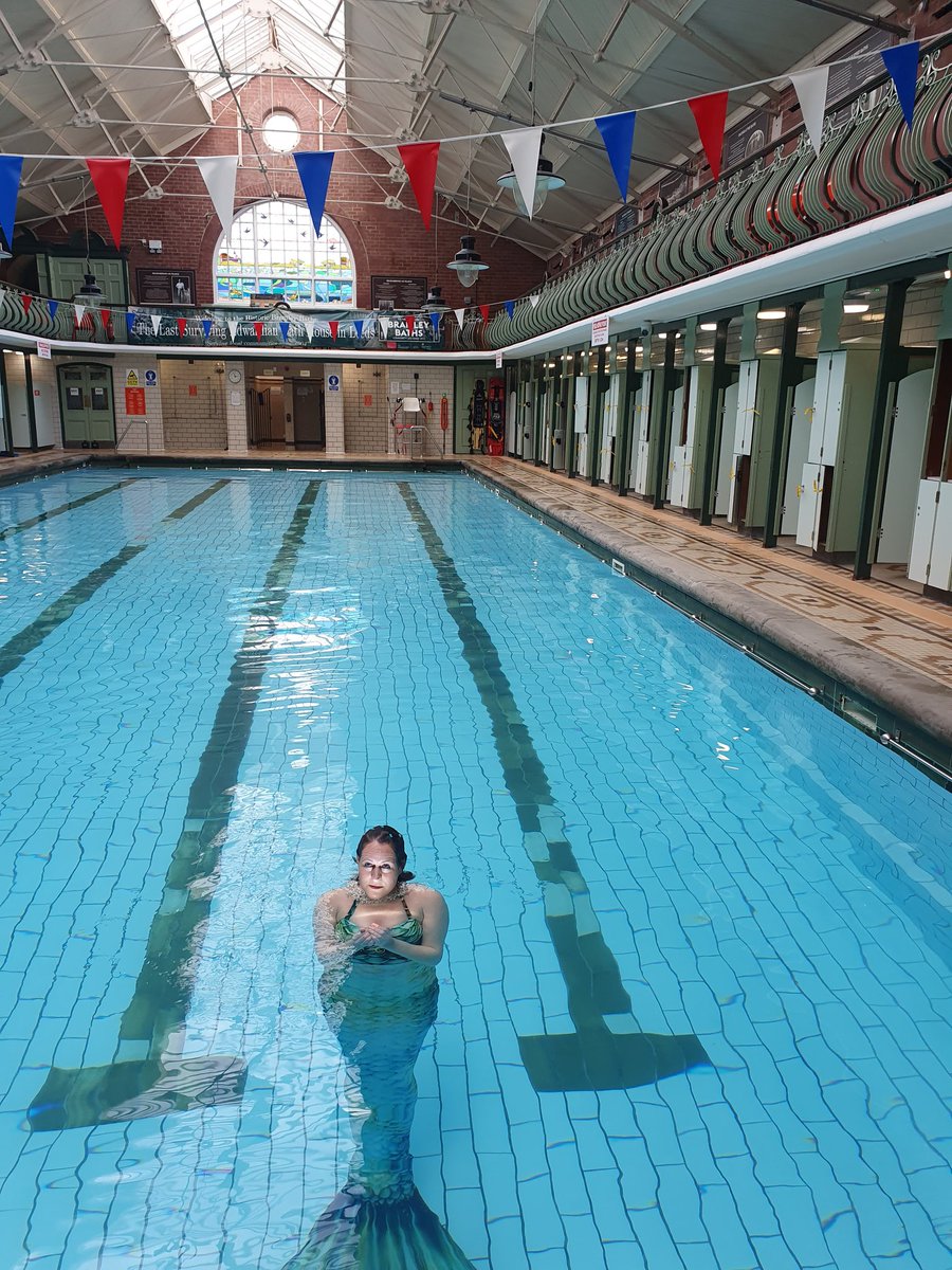 A few shots from <a href="/YorksLifeAqua/">Yorks Life Aquatic</a> <a href="/BramleyMermaids/">Bramley Mermaids Club</a> #photoshoot with <a href="/SimonHulmeYPN/">Simon Hulme</a> <a href="/LeedsNews/">Yorkshire Evening Post</a> today! #underwatercamera
<a href="/Lulovesglitter/">Lucy Meredith</a> #MoreThammnAPool