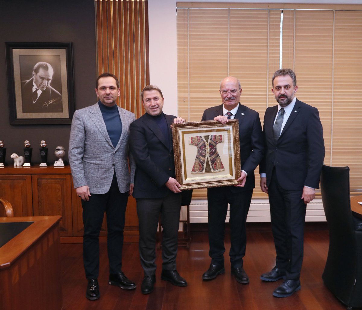 Ankara Ticaret Odası (@ATOkurumsal) on Twitter photo 2023-03-22 16:41:23 #ATO Başkanı @GurselBaran, ATO Üyesi Kuzu Grup'un Yönetim Kurulu Üyesi, @SiirtTSO Başkanı @guvenkuzu56'yu ziyaret etti. Baran'a ATO Başkan Yardımcısı @halilibrahimy_ ile Yönetim Kurulu Üyesi @AliYlldz eşlik etti. #ATO Başkanı @GurselBaran, ATO Üyesi Kuzu Grup'un Yönetim Kurulu Üyesi, @SiirtTSO Başkanı @guvenkuzu56'yu ziyaret etti. Baran'a ATO Başkan Yardımcısı @halilibrahimy_ ile Yönetim Kurulu Üyesi @AliYlldz eşlik etti.