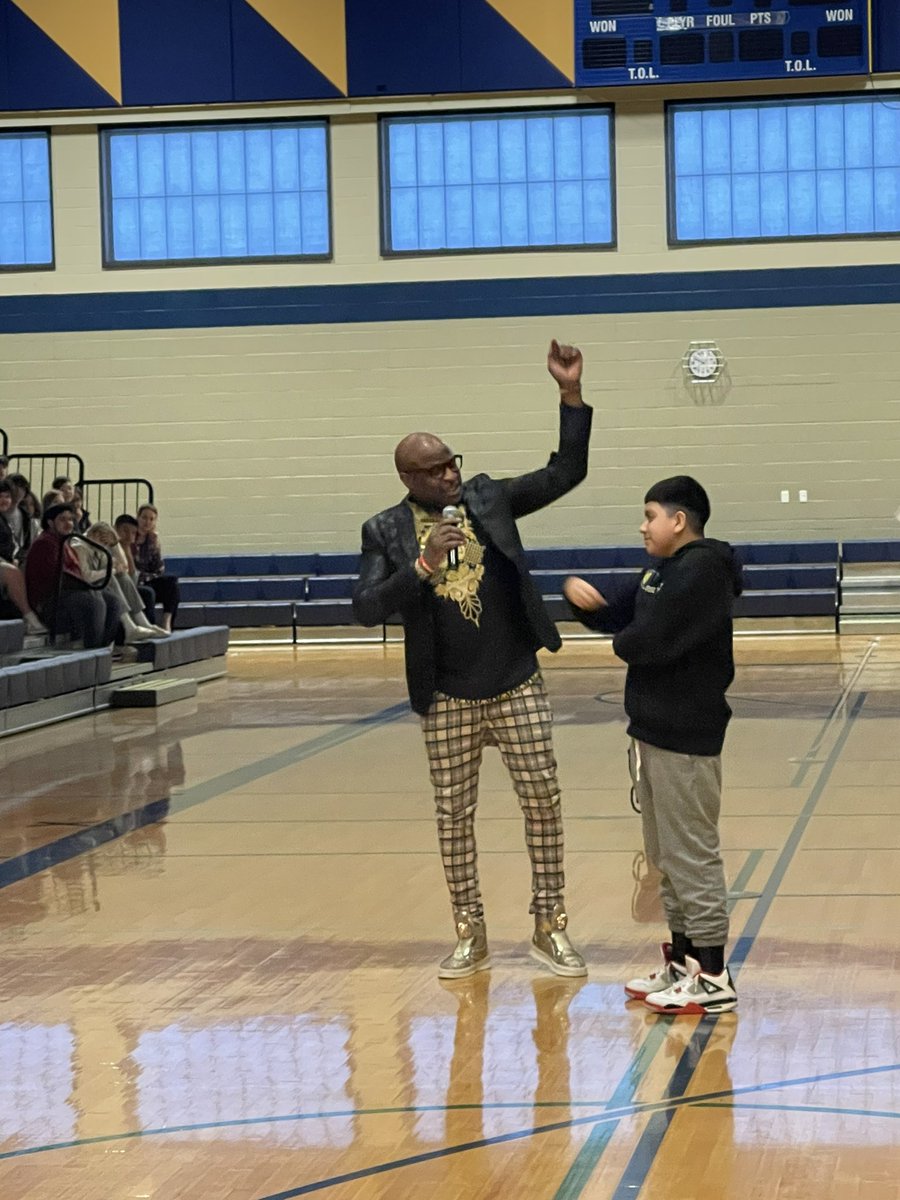 jakebacon35's tweet photo. @SuptMooney welcomes motivational speaker @alexboyereal to @ArmandLarive Middle School. Know this, “You’re a 10”! @HermistonSD @AASAHQ https://t.co/0Urkijwd2R