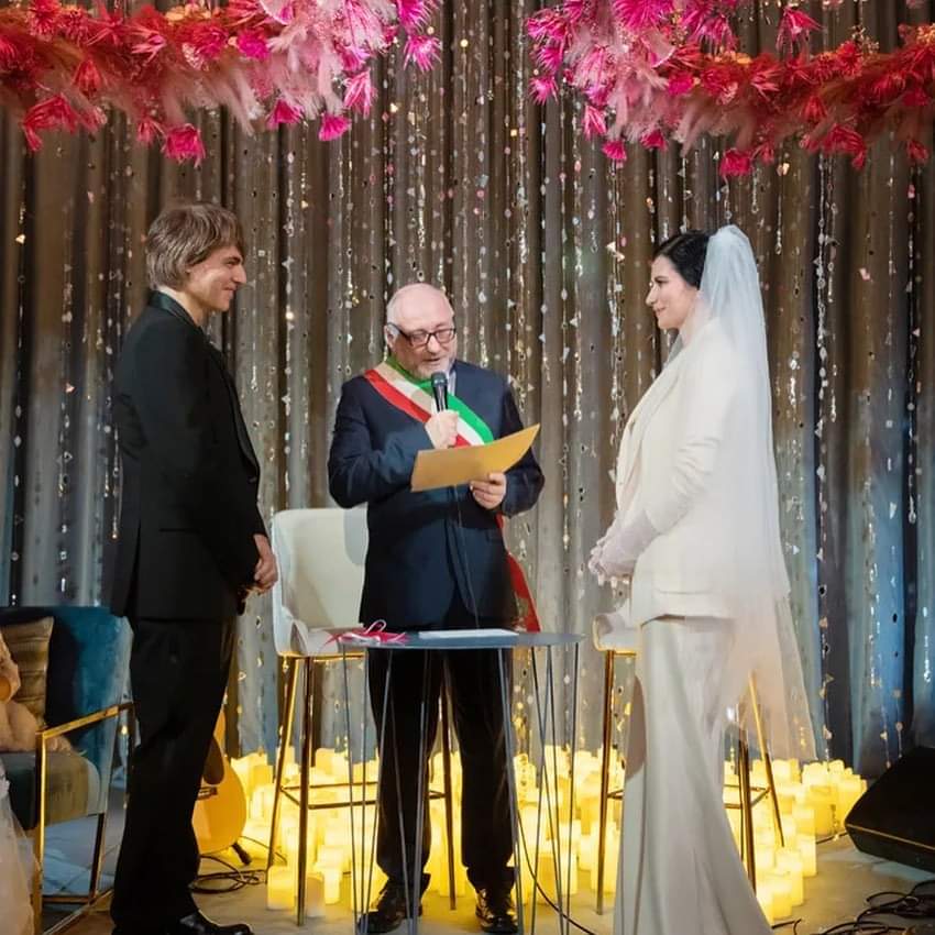 ¡Se casó Laura Pausini! “Sí quiero”, publicó en redes la estrella italiana para compartir la noticia a sus fans de su enlace matrimonial con Paolo Carta, su pareja desde hace 18 años. Tuvieron una testigo muy especial, su hija Paola.  

#LauraPausini