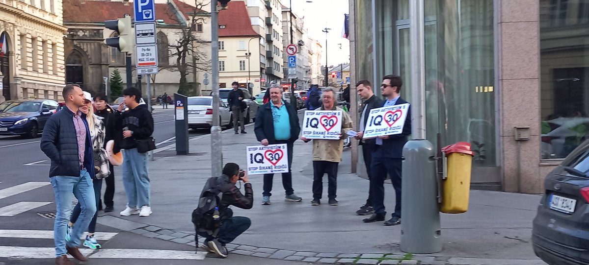 Na pomalý pochod za zklidnění dopravy v @PrahaEU na 30km/hod se dostavilo i antiprotestní trio cisheterosexuálních bílých #boomers vyznávajících #petromasculinuty a #nadvládaaut Aspoň projednou nechali auto doma a udělali si hezkou procházku s kamoši #pravonamesto #righttothecity