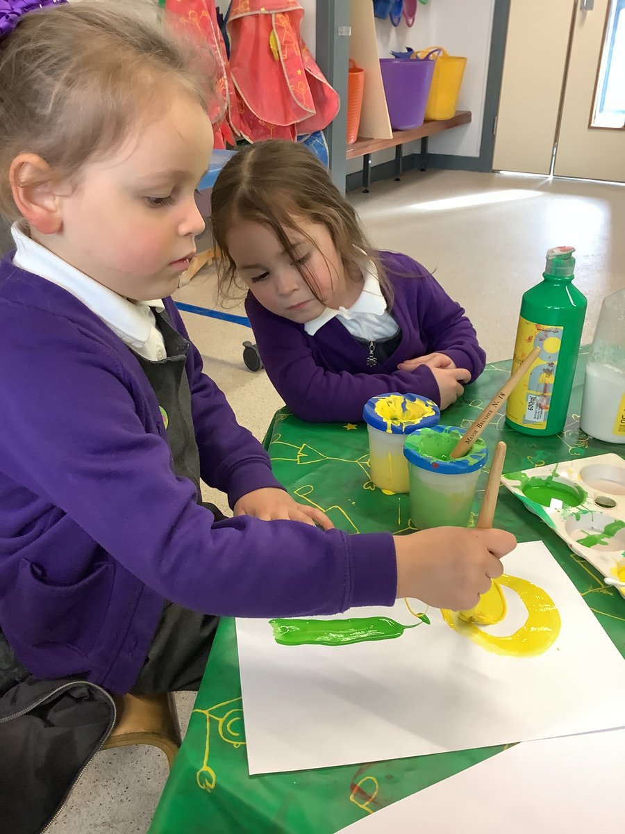SpringwellEYFS's tweet image. Look at more of our beautiful daffodil paintings.  🌼☀️🌱 @Springwellpark_
 #ExpressiveArtsandDesign #UnderstandingTheWorld