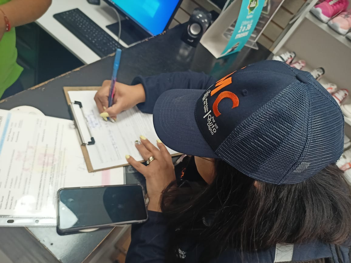 amcquito's tweet photo. La #LUAE es el único documento que autoriza el ejercicio de actividades económicas.‼️
Con el apoyo de @agentesdequito controlamos que los establecimientos del Centro Histórico de la ciudad cuenten con la licencia metropolitana que les habilita su funcionamiento.
@santiguarderas https://t.co/mockkPbjlM