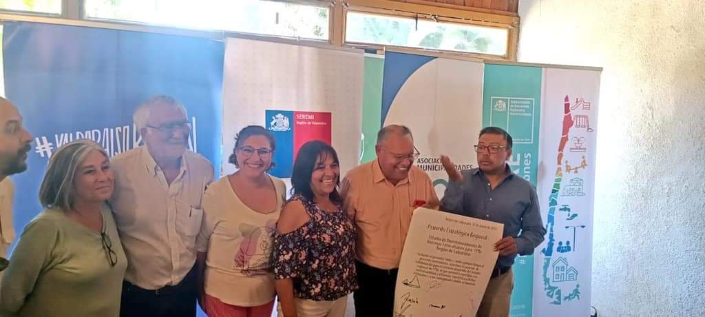 EnergiaValpo's tweet image. 💧 En el #DíaMundialDelAgua recordamos este gran hito para los APRs de la región!

"Inicia gran estudio sobre Agua Potable Rural en la Región de Valparaíso"
#Agua #EnergiasRenovables 
#MesEficienciaEnergética
energia.gob.cl/noticias/valpa…