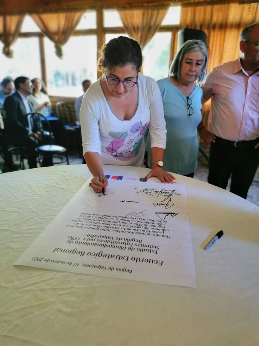 EnergiaValpo's tweet image. 💧 En el #DíaMundialDelAgua recordamos este gran hito para los APRs de la región!

"Inicia gran estudio sobre Agua Potable Rural en la Región de Valparaíso"
#Agua #EnergiasRenovables 
#MesEficienciaEnergética
energia.gob.cl/noticias/valpa…