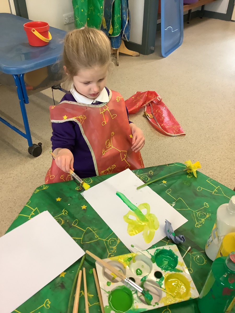 SpringwellEYFS's tweet image. Look at more of our beautiful daffodil paintings.  🌼☀️🌱 @Springwellpark_
 #ExpressiveArtsandDesign #UnderstandingTheWorld