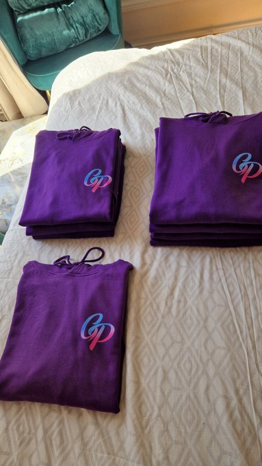 Aujourd'hui j'ai re&ccedil;u les premiers merch : Les Pulls Ginger Prod sont disponnible en 3 tailles pour le<a href="/tag/pornoriginal"class="tags"><span>#pornoriginal</span></a><a href="/tag/gingerprod69"class="tags"><span>#gingerprod69</span></a>