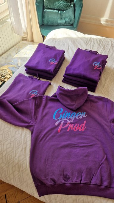 Aujourd'hui j'ai re&ccedil;u les premiers merch : Les Pulls Ginger Prod sont disponnible en 3 tailles pour le<a href="/tag/pornoriginal"class="tags"><span>#pornoriginal</span></a><a href="/tag/gingerprod69"class="tags"><span>#gingerprod69</span></a>