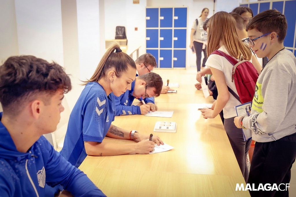 👏✍ <a href="/Tetegarciag/">M.I Teté</a> ha compartido una mañana inolvidable de #ValoresBlanquiazules, en La Rosaleda, junto a los escolares del CEIP Santísima Trinidad de Sierra de Yeguas.

🔗 bit.ly/3JYvKCL

#FundaciónMCF | <a href="/diputacionMLG/">Diputación de Málaga</a> | <a href="/DeportesDipMlg/">Diputación de Málaga es Deporte</a>