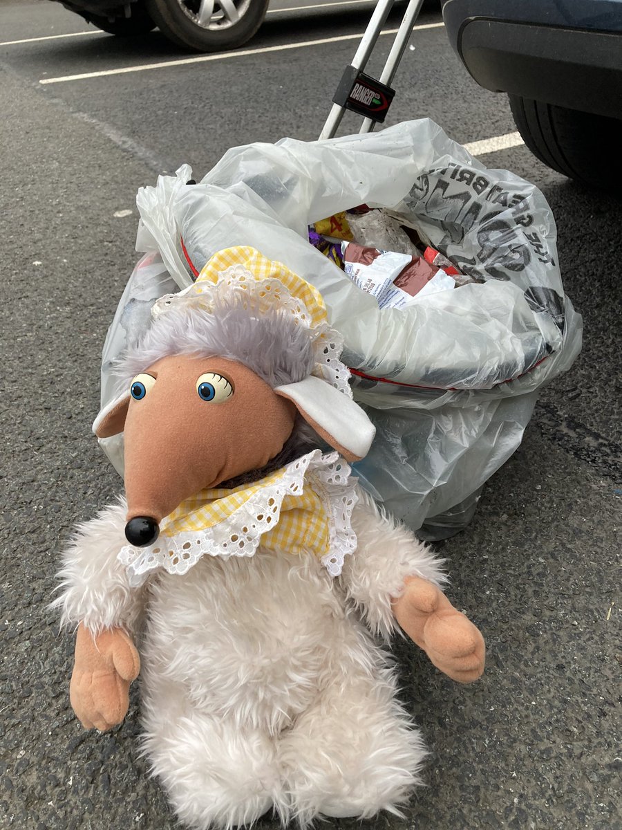 hambletonwomble's tweet photo. Day 5 #GBSC Madame Cholet was happy to see a tidier area around the library tonight. Grabbed 1 quick bag to keep my #bagaday for the #GBSpringClean going. Lots of rubbish in cut back vegetation. #womblepower #litterheroesambassador #LitterHeroes #GBSC @KeepBritainTidy https://t.co/0JdHJgEpZ2