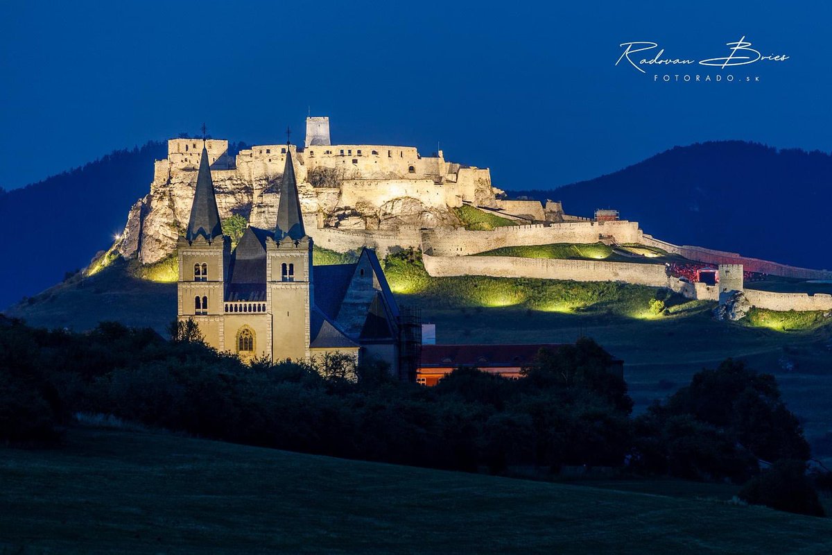 ThisIsSlovakia_'s tweet photo. St. Martin's Pilgrimage #Cathedral and Spis #Castle #ThisIsSlovakia 🏰❤️🇸🇰 #eu
(📷:Radovan Bries) #slovakia #history #landscape #visit #traveltips #destination https://t.co/X14UaXWsPh