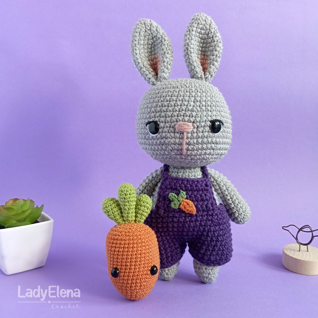 ¡Nos vamos a Japón! Ayer cerramos fechas y cómo es el año del conejo he pensado llevar alguno en la maleta🧳

Este es uno de los candidatos ☺️...ya he tejido varios por qué son adorables 💜🐇

Patrón conejo: <a href="/littlefish/">Jackson</a>.crocheterie
Patrón zanahoria: @el_principe_del_crochet