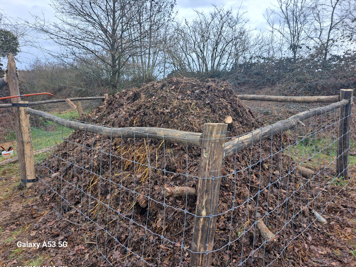Als vrijwilliger gewerkt met medewerkers <a href="/staatsbosbeheer/">Staatsbosbeheer</a> en Binnenwerk om twee broeihopen te maken voor de #Ringslang in Vaals.