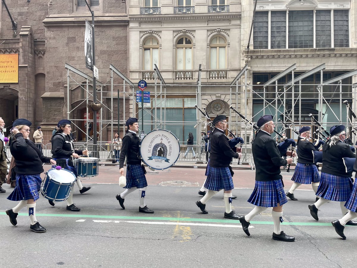 SoberStPatsDay's tweet photo. โฆwe were happy that we had @endersisland #pipesanddrums leading us up the avenue & #outoftown ๐จโ๐ ๐ฉโ๐ @LambtonCollege #FireSchool #Ontario with us in bringing up the rear!
Join us next year Jim!
#lineofmarch
#soberstpatricksday https://t.co/iWudD0ENTp
