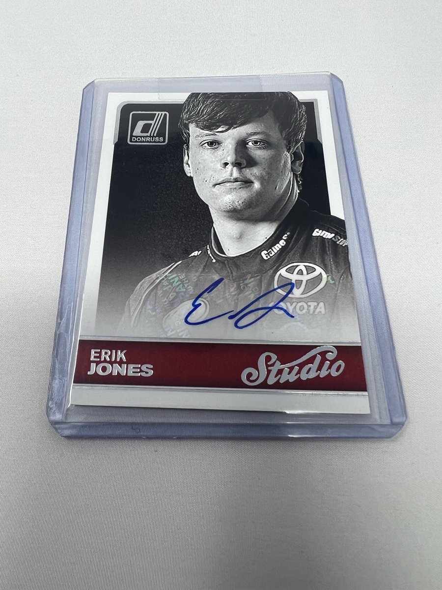 pitpassnetwork's tweet image. GIVEAWAY 🚨🚨🚨🚨
Want to win this Trading Card signed by @LegacyMotorclub driver @Erik_Jones? 

🖱️RT This
🏁Follow Us
✅Tag 2 People 
* Bonus Entry if you Follow our YouTube Channel!

A winner will be drawn on Sunday!