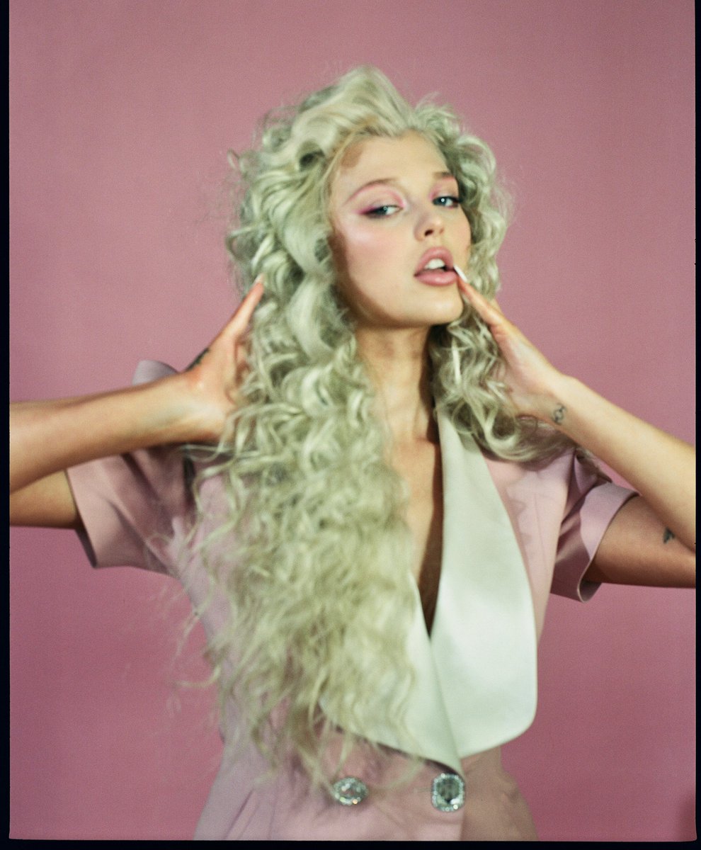 iamlorengray's tweet image. thank u @TheGaloreMag for putting me on the cover and for helping me live my 80s queen dreams 💖