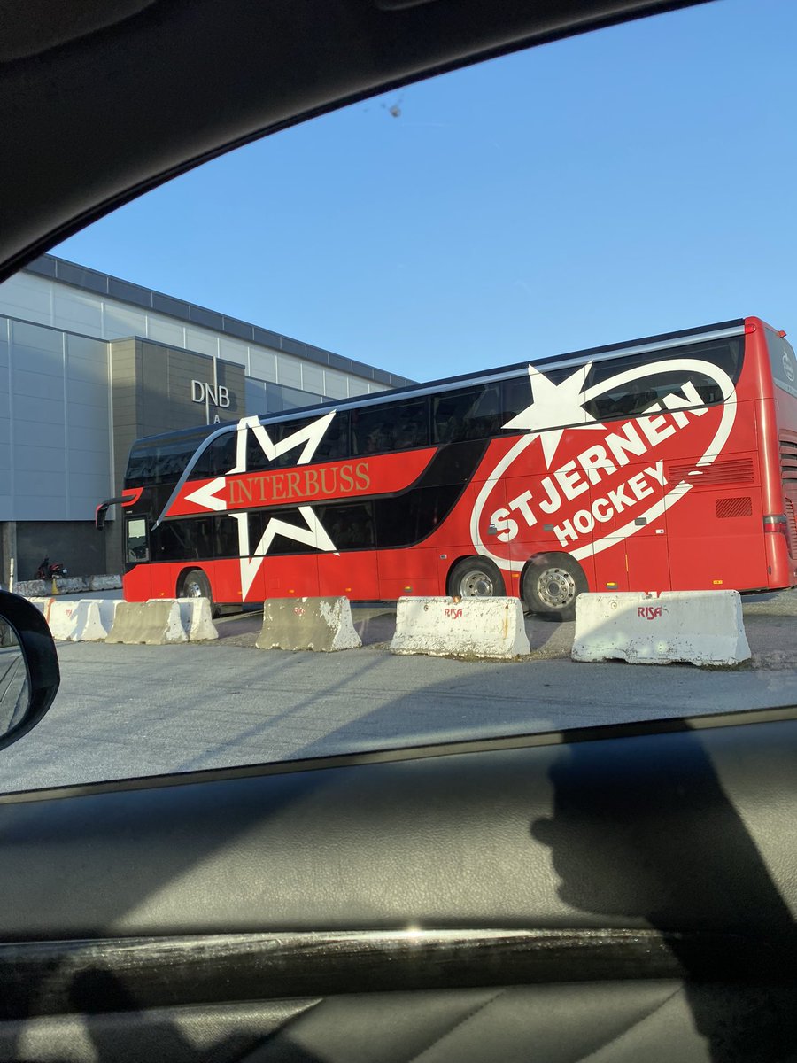 Kunne sverget på det var <a href="/SpartaSarpsborg/">Sparta Sarpsborg</a> vi spiller mot i kveld, men bussen utfor sier jo noe helt annet <a href="/StjernenElite/">Stjernen Hockey</a> 😂😂