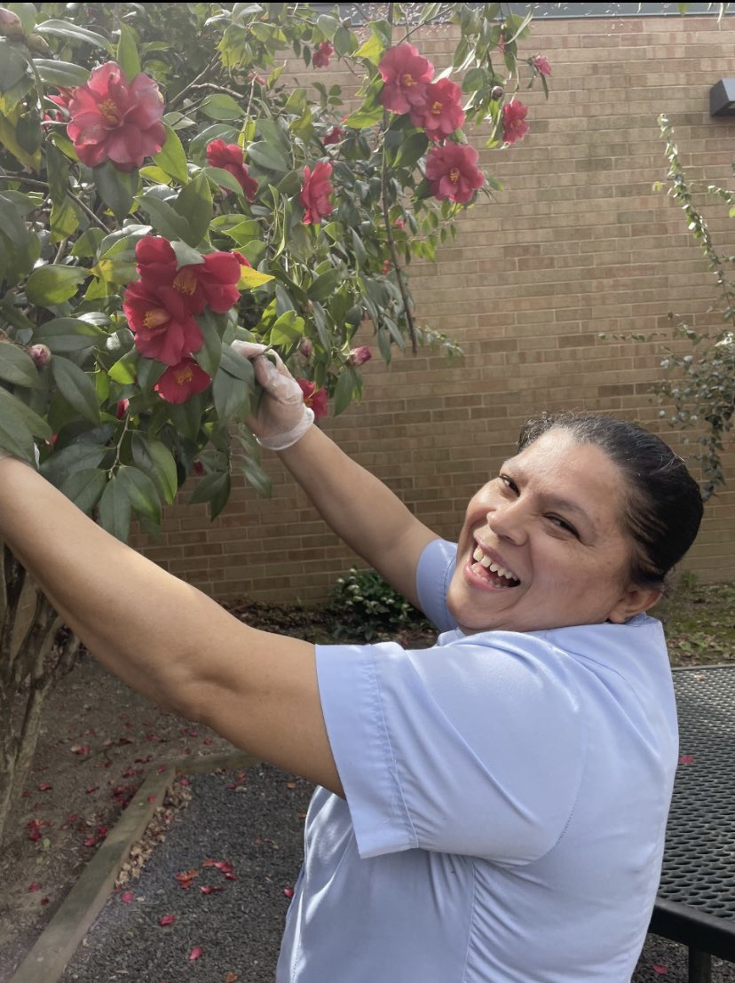 🌸 Ms. Suyapa sure is happy for the springtime blooms! 🌺 <a href="/DanaChenFCPS/">Dana Chen</a> @TanyaSiwik