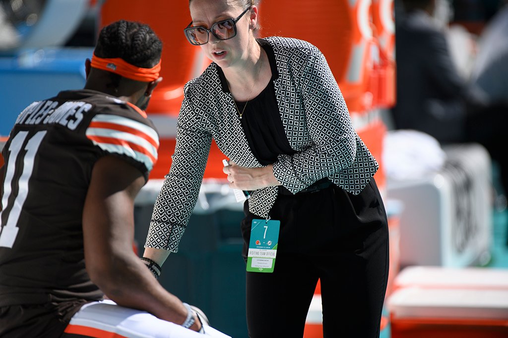 After starting as an intern with her hometown @MTLAlouettes & being hired full-time in 2015, Catherine Raîche has become the NFL's highest ranking female football executive as Asst. GM for the Browns. #WomensHistoryMonth Watch 'Unleashed' via @Browns ➡️ profootballhof.me/Raiche