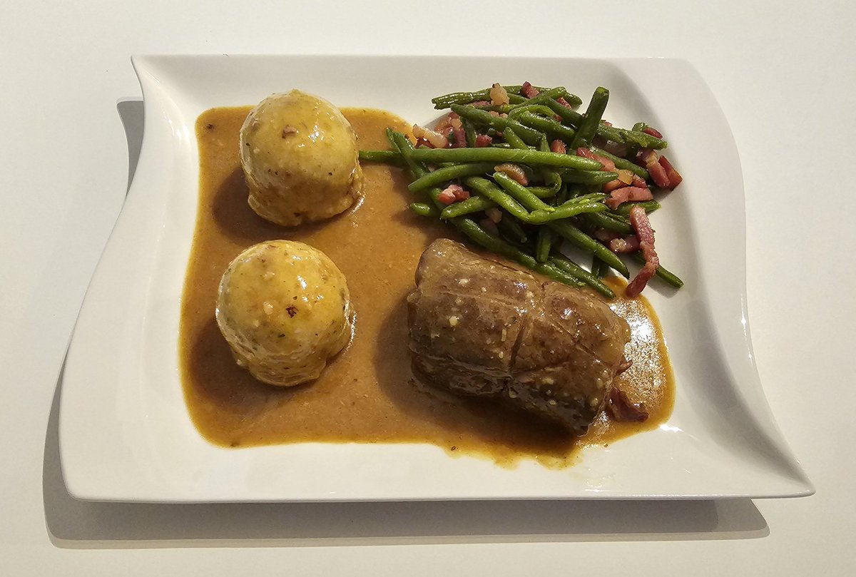 Antschie79's tweet photo. Rinderrouladen, Semmelknödel und Speckbohnen. https://t.co/ZjIojzGmC6