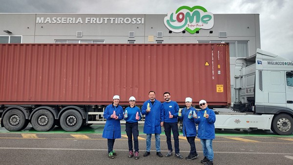 FreshPlaza_it's tweet photo. È partito per il Canada un container di succhi Lome Super Fruit @LomeSuperFruit
https://t.co/9fuezM5dgJ https://t.co/tlHhmMqaRc