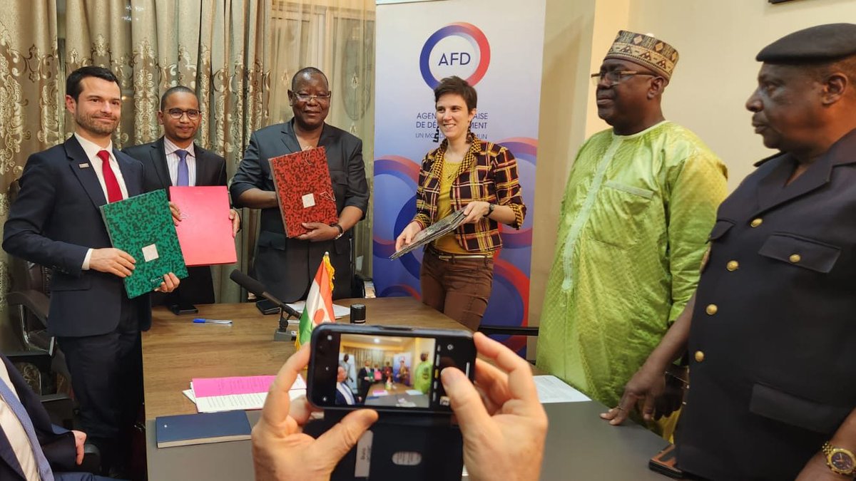 ambafr_au_niger's tweet photo. Signature du projet d’Appui à la Protection Civile nigérienne « Kariya » entre SEM Hamadou Adamou SOULEY, Ministre de l’Intérieur et de la Décentralisation, SE Dr Ahmat JIDOUD, Ministre des Finances et le Directeur Général d' @expertisefrance M. Jérémie PELLET https://t.co/ofPE3rSYj0