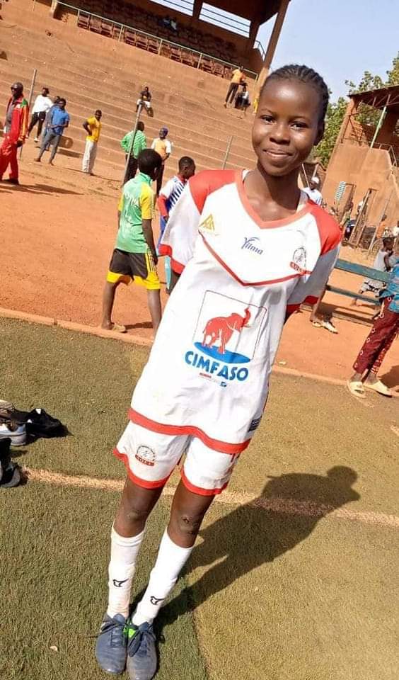 Zbac10's tweet photo. Très jeune, elle titille ses grandes Soeurs sur le terrain.Elle s'est OLIVIA SAWADOGO ancienne milieu de terrain de l'AS Djelgodji, elle dépose ses valises à l'AOEF en janvier.joueuse très athlétique et très technique, Olivia gère bien le milieu de terrain avec sang froid.⚽🇧🇫💪 https://t.co/kuDt42lovk