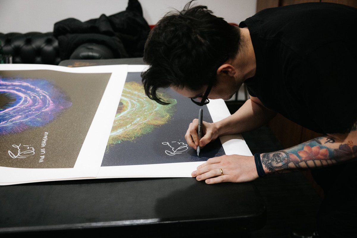 Before the show in Manchester, Brendon got the chance to team up with @Soundwaves_Art to sign a few prints of 'Viva Las Vengeance.' All profits will go towards the Highest Hopes Foundation. These will sell out fast, so get ‘em! 🥳 soundwavesartfoundation.com/collections/Pa…