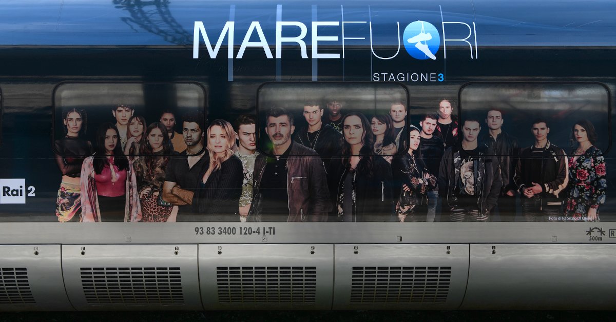 Frecciarossa_IT's tweet image. Siamo orgogliosi di essere Treno Ufficiale di #MareFuori3. 🌊 Oggi a #RomaTermini il cast e il nostro #Frecciarossa1000 con livrea dedicata, si sono riuniti per l’attesissimo ultimo episodio: un viaggio bellissimo che giungerà al termine stasera su @RaiDue. 🚄 @RaiPlay