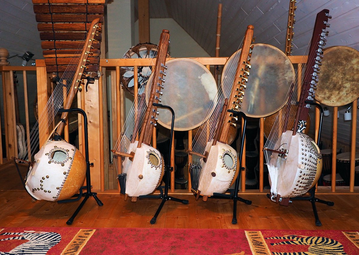 Wunderschöne Koras. Größte Auswahl in Deutschland. Die afrikanische Zauber Harfe ist das traditionelle Lieblingsinstrument der Griots. Der Klang dieser Instrumente, die mit beiden Händen gezupft werden, erinnert an eine Melange aus Harfe und Gitarre.  🎶🌈
djembe-art.de/djembe-trommel…