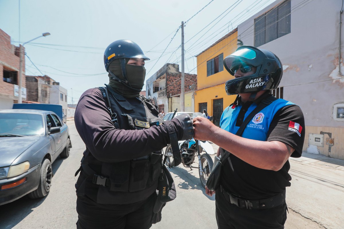 MuniSanMiguelPE's tweet photo. ¡Continuamos el patrullaje sin fronteras! Alcaldes de San Miguel Eduardo Bless y Rodolfo Adrianzén de la Perla, junto a comisarios de ambos distritos, realizaron un patrullaje integrado. Un hecho histórico, fue la primera vez que dos autoridades patrullan juntos en sus distritos. https://t.co/sSJCXGT2L3