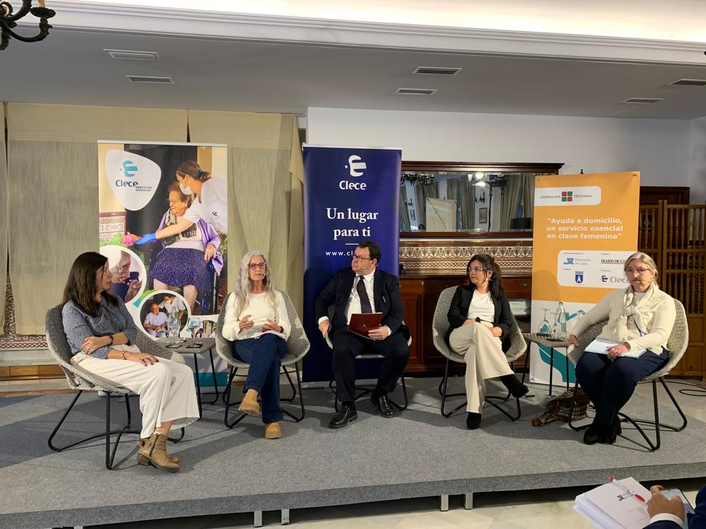 conchadesara's tweet photo. Comienza la charla: Paula Sepúlveda, profesora de trabajo social en la @univcadiz, Susana Vázquez, coordinadora de S.Sociales del @aytochipiona, Verónica Plata, coordinadora técnica de S.Sociales @Clece_ y Ana Muñoz, responsable de S.Sociales Comunitarios de la @diputacioncadiz https://t.co/EVwFz9aeKP