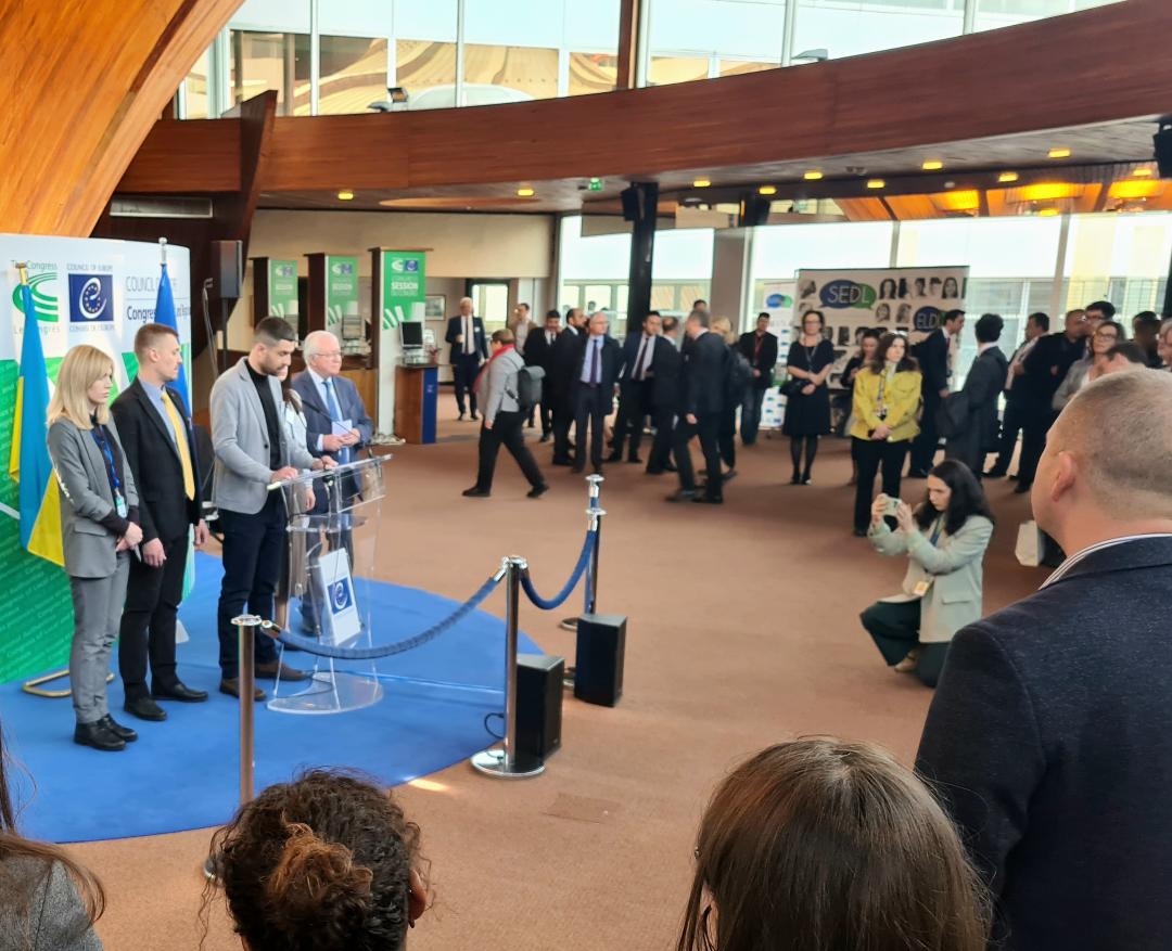 Onder de indruk. Vandaag kwamen Oekraïense krijgsgevangenen en familie bij het <a href="/COECongress/">Congress of Local and Regional Authorities</a>
vertellen wat ze doormaken en steun vragen. Gisteren namens de NL delegatie volmondig voor de steunverklaring voor Oekraïne gestemd.  #solidariteit coe.int/en/web/congres…