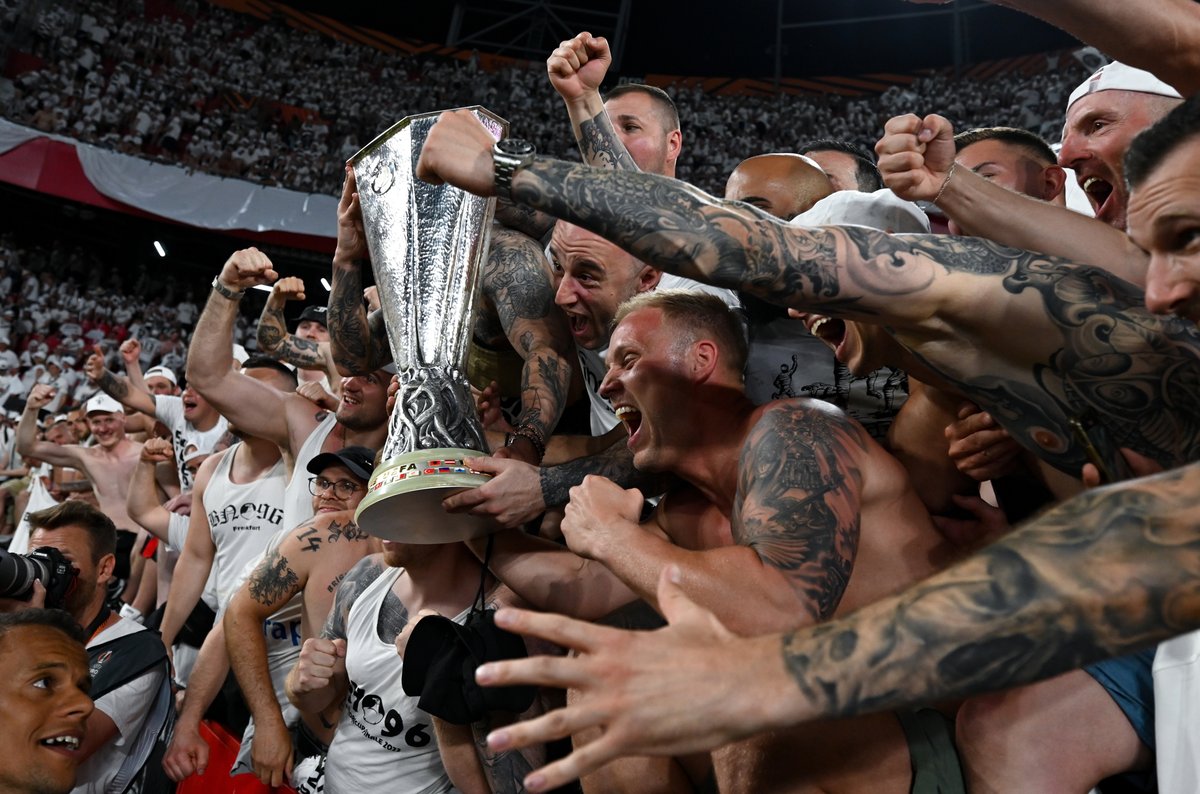 dpa_unternehmen (@dpa_unternehmen) on Twitter photo 🥇👏 Gratulation an #ArneDedert! 🥳🏆
📸 Erster Platz in der Kategorie „Sports“ bei den <a href="/dpa/">dpa</a>-Bildern des Jahres
✅ Motiv: Frankfurt-Fans feiern den Sieg der <a href="/Eintracht/">Eintracht Frankfurt</a> im Finale der <a href="/EuropaLeague/">UEFA Europa League</a> gegen die Glasgow Rangers. (19.5.2022) #dpaBilder2022 🥇👏 Gratulation an #ArneDedert! 🥳🏆
📸 Erster Platz in der Kategorie „Sports“ bei den <a href="/dpa/">dpa</a>-Bildern des Jahres
✅ Motiv: Frankfurt-Fans feiern den Sieg der <a href="/Eintracht/">Eintracht Frankfurt</a> im Finale der <a href="/EuropaLeague/">UEFA Europa League</a> gegen die Glasgow Rangers. (19.5.2022) #dpaBilder2022