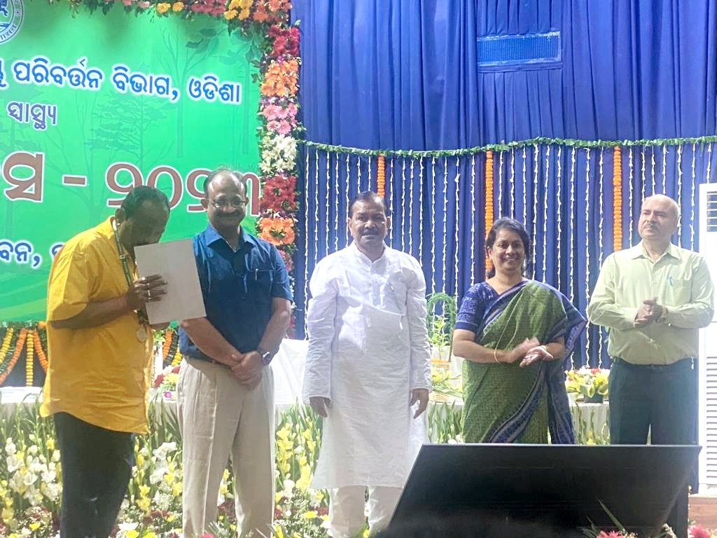 Cuttack_DFO's tweet photo. Sri Balaram Sahu, Range Officer of Tomka Range under Cuttack Forest Division received State Forestry Award  2023 at the State Level function of World Forestry Day. This recognition will motivate all the staffs of Cuttack Forest Division. @pccfodisha @PCCFWL_Odisha https://t.co/tTzI7QzDN3